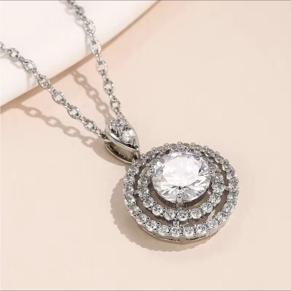 Temporary sold out💎Small 3.2 TCW Halo Circle Diamond Necklace💎 - Picture 4 of 7